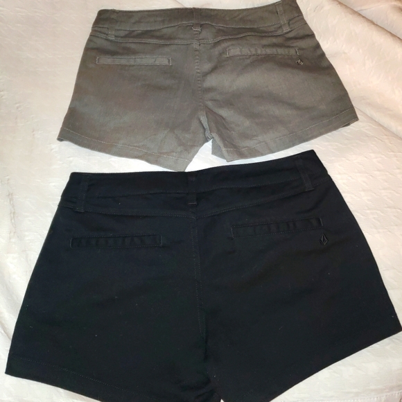 2 pairs of Volcom shorts for 1. Never worn - Picture 16 of 16